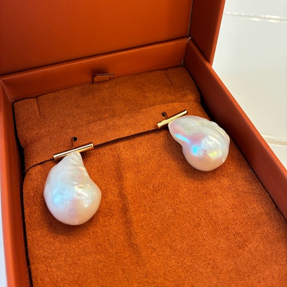 NWT SHASHI Giselle Baroque Pearl Earrings - Picture 1 of 6